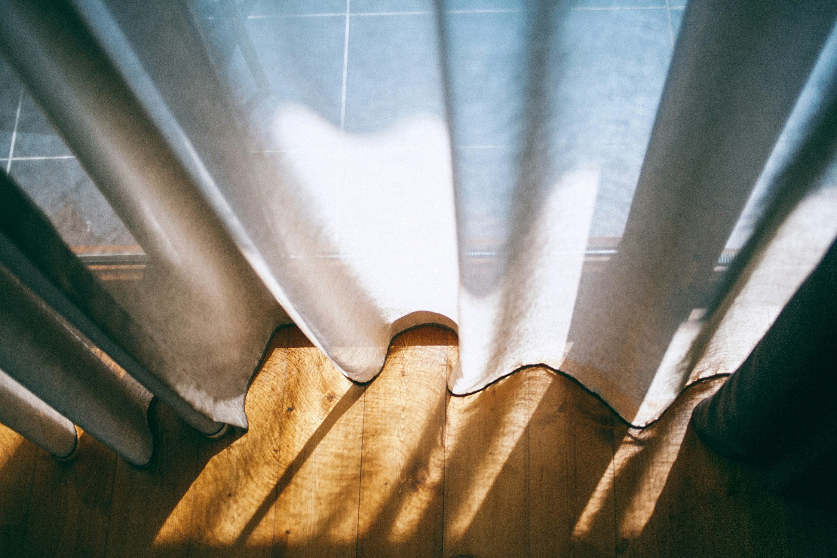 Les critères à considérer pour choisir des rideaux anti-UV pour protéger votre intérieur